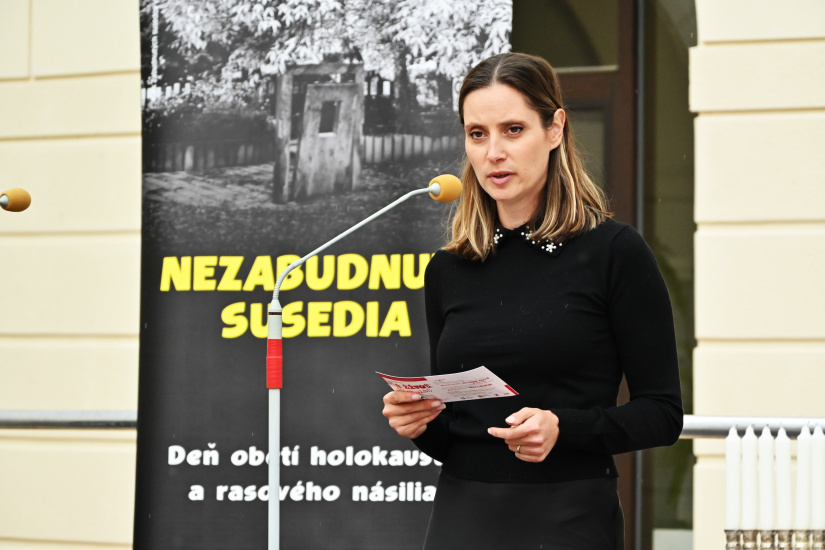 Nezabudnutí susedia... čítanie mien obetí, pocta záchrancom (nádvorie kaštieľa)