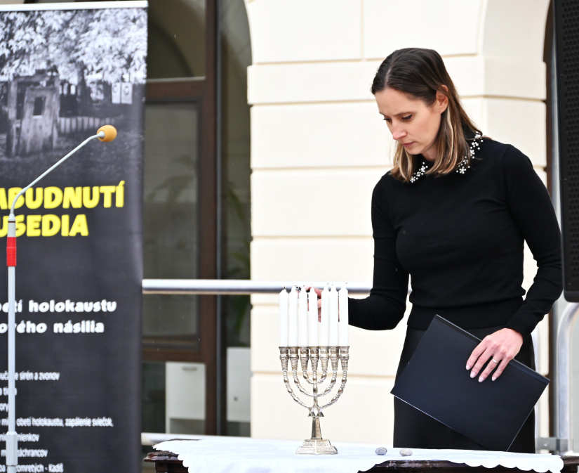 Nezabudnutí susedia... čítanie mien obetí, pocta záchrancom (nádvorie kaštieľa)