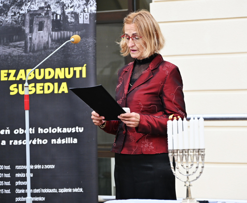 Nezabudnutí susedia... čítanie mien obetí, pocta záchrancom (nádvorie kaštieľa)