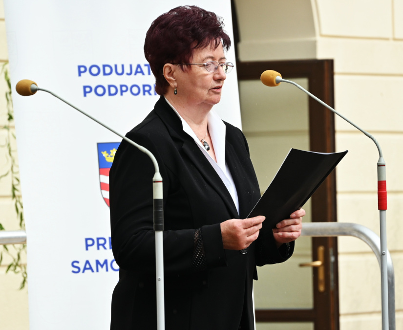 Nezabudnutí susedia... čítanie mien obetí, pocta záchrancom (nádvorie kaštieľa)