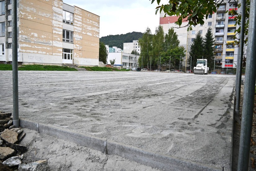 V areáli ZŠ SNP 1 vznikajú 3 nové ihriská