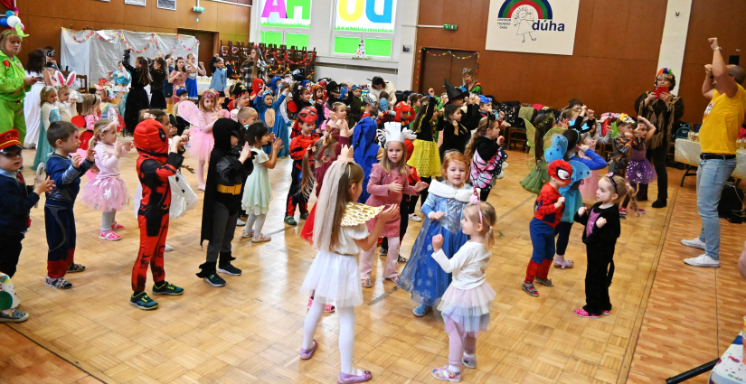 Karneval s Ujom Ľubom (MŠ Štefánikova + tretiaci „Dargovských“)