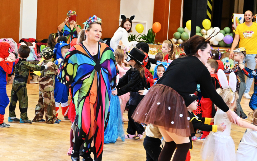 Karneval s Ujom Ľubom (MŠ Štefánikova + tretiaci „Dargovských“)