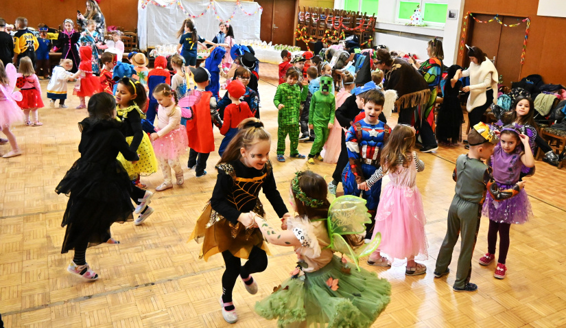 Karneval s Ujom Ľubom (MŠ Štefánikova + tretiaci „Dargovských“)