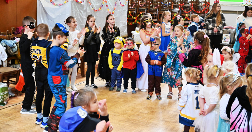 Karneval s Ujom Ľubom (MŠ Štefánikova + tretiaci „Dargovských“)