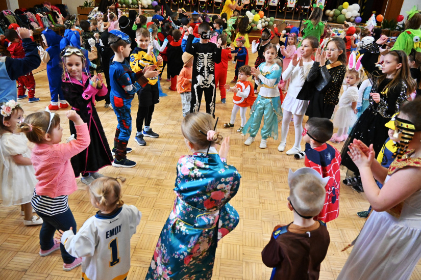 Karneval s Ujom Ľubom (MŠ Štefánikova + tretiaci „Dargovských“)
