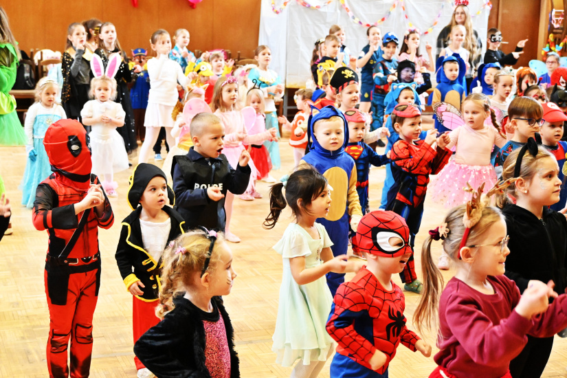 Karneval s Ujom Ľubom (MŠ Štefánikova + tretiaci „Dargovských“)