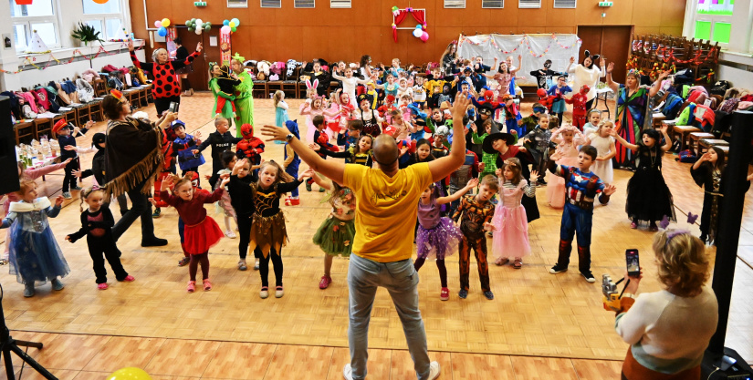 Karneval s Ujom Ľubom (MŠ Štefánikova + tretiaci „Dargovských“)