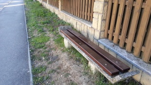 TS opravili poškodenú lavičku v stanovenom termíne