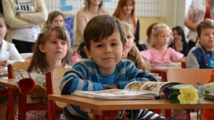 Na prváčikov čakali v triedach nielen šlabikáre, ale aj balíčky od mesta