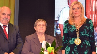 Ocenená pani Šepeľáková (cenu prevzala jej dcéra)