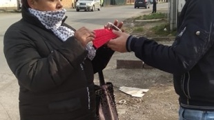 Na Podskalke rúška seniorom