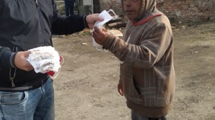 Na Podskalke rúška seniorom