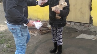 Na Podskalke rúška seniorom