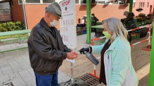 Dezinfekcia rúk pred vstupom na trhovisko