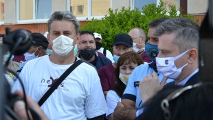 Primátor Miloš Meričko a protestujúci Nexisáci