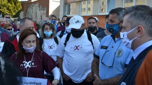 Primátor Miloš Meričko a protestujúci Nexisáci