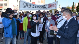 Primátor Miloš Meričko a protestujúci Nexisáci