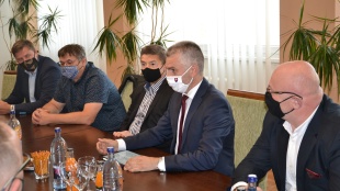 Jaroslav Kmeť a zástupcovia Slovenskej správy ciest