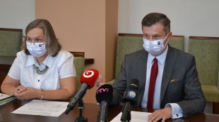 Primátor mesta Miloš Meričko a vedúca Odboru ÚPVŽPDaZ Tatiana Mašková