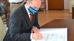Vladimír Kostilník pri podpise do Pamätnej knihy mesta