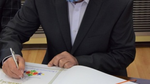 Vasil Lauruský pri podpise do Pamätnej knihy mesta