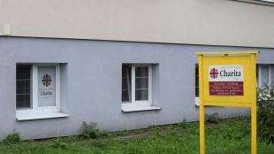 Charita sídli v budovej Detskej polikliniky (prízemie/suterén)