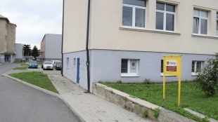 Charita sídli v budovej Detskej polikliniky (prízemie/suterén)