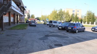 Parkovacia plocha pred nákupným centrom Ulice. SNP