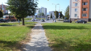 Chodník pri križovatke Sokolovská - Ševčenkova