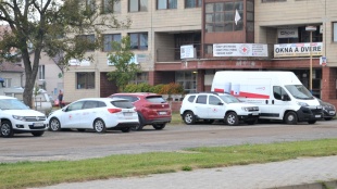 Poloprázdne parkovisko pred MsÚ