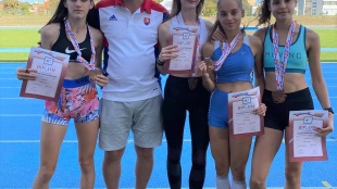 Štafeta dievčat a tréner Marek Lučka