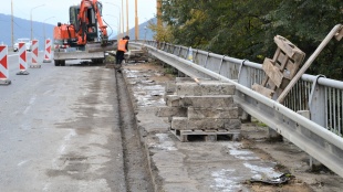 Opravy chodníkov na nadjazde