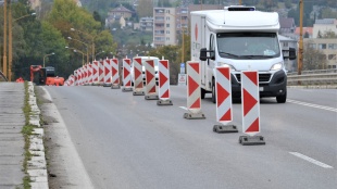Opravy chodníkov na nadjazde