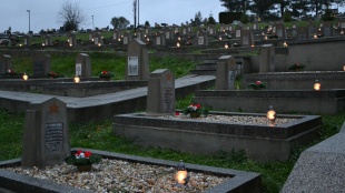 Svieca na každom hrobe osloboditeľa