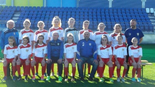 Pavol Čečko (vľavo) a mladé humenské futbalistky