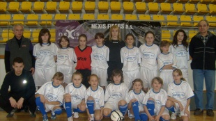 Pavol Čečko (vľavo) a mladé humenské futbalistky