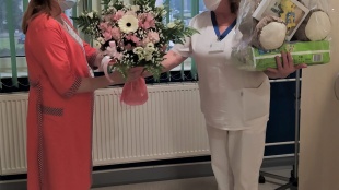 Miroslava Zehnalová a Terézia Šuľáková pri odovzdaní daru