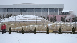 Ťažký sneh zalomil tenisovú halu