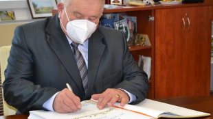 Vasil Gavula pri podpise do Pamätnej knihy