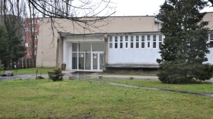 Bočný vchod školy (určený pre očkovanie)