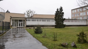 Bočný vchod školy (určený pre očkovanie)