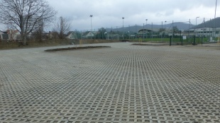 Dokončené odstavné plochy pri futbalovom štadióne