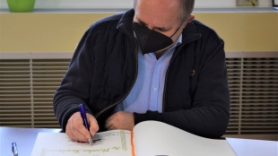 Miroslav Kerekanič pri podpise do pamätnej knihy
