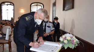Marián Zub pri podpise do Pamätnej knihy mesta Humenné