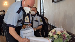 Vladimír Varchola pri podpise do Pamätnej knihy mesta Humenné