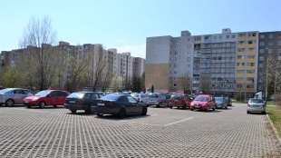 parkovisko na Sídlisku pod Sokolejom (vedľa Milk-Agro)