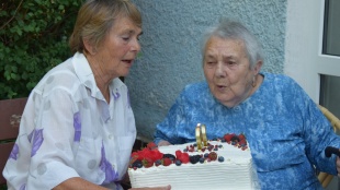 Nechýbala ani torta so sviečkami