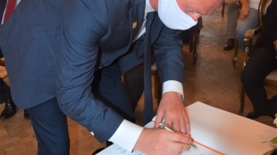 Gudmundur Helgi Thorsteinsson pri podpise do Pamätnej knihy mesta Humenné