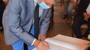Slobodan Milošević pri podpise do Pamätnej knihy mesta Humenné